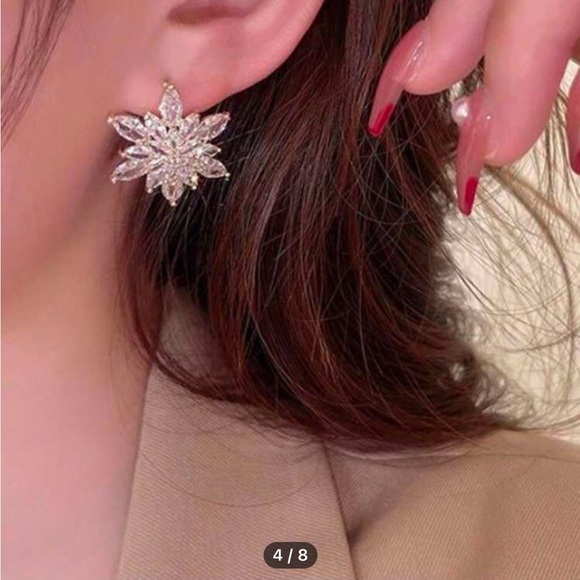 Elegant Gold and Crystal Flower Earrings nwt - Picture 4 of 6